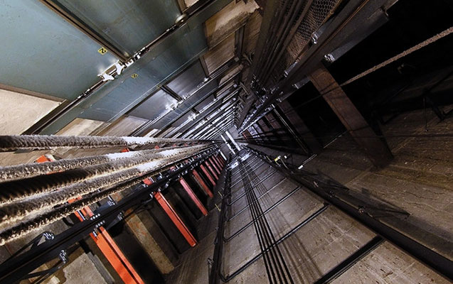 Bakıda restoranda lift qırıldı - 2 nəfər ağır yaralandı