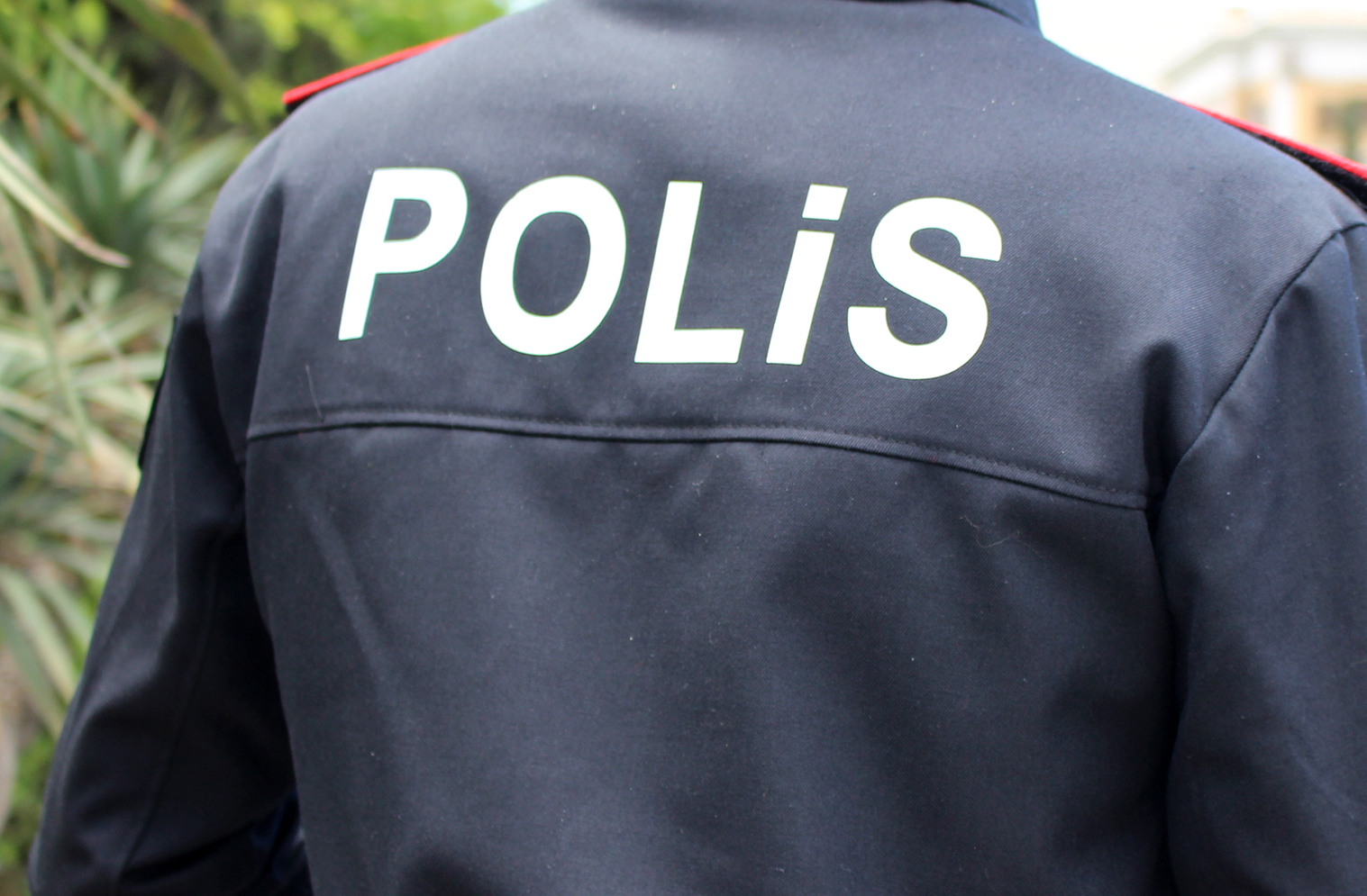 Bakıda polis arvadını restoranın qarşısında döydüyünə görə işdən çıxarıldı