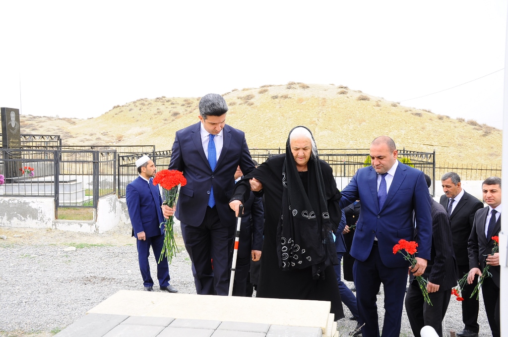 Naftalanda Aprel şəhidinin ildönümü qeyd edildi - FOTOLAR