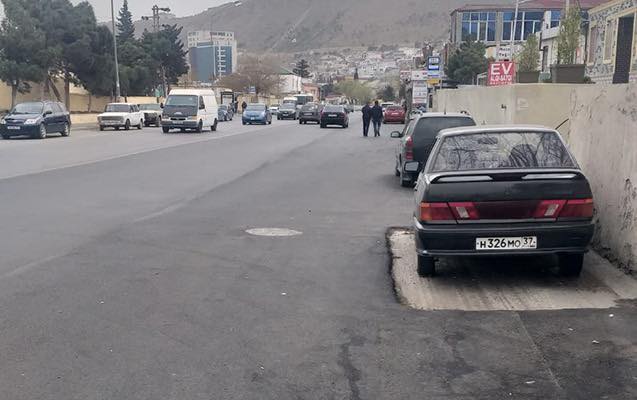 Bakıda maşını götürmədən yolu asfaltladılar: Sahibini tapa bilmədik - FOTO