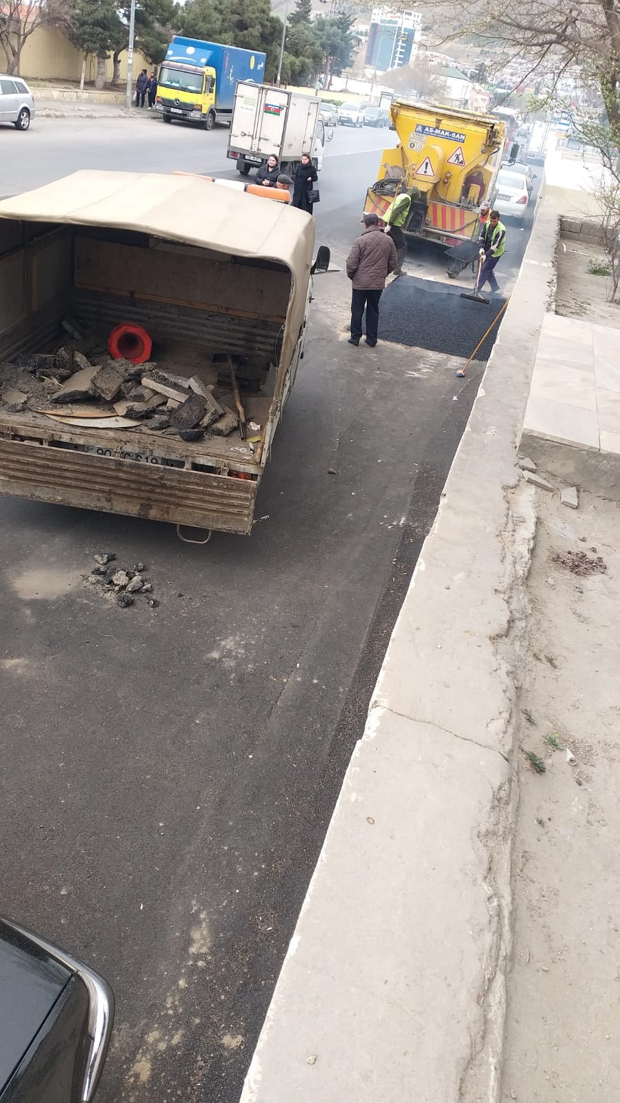 Maşını götürüb, yolu asfaltladılar - FOTO