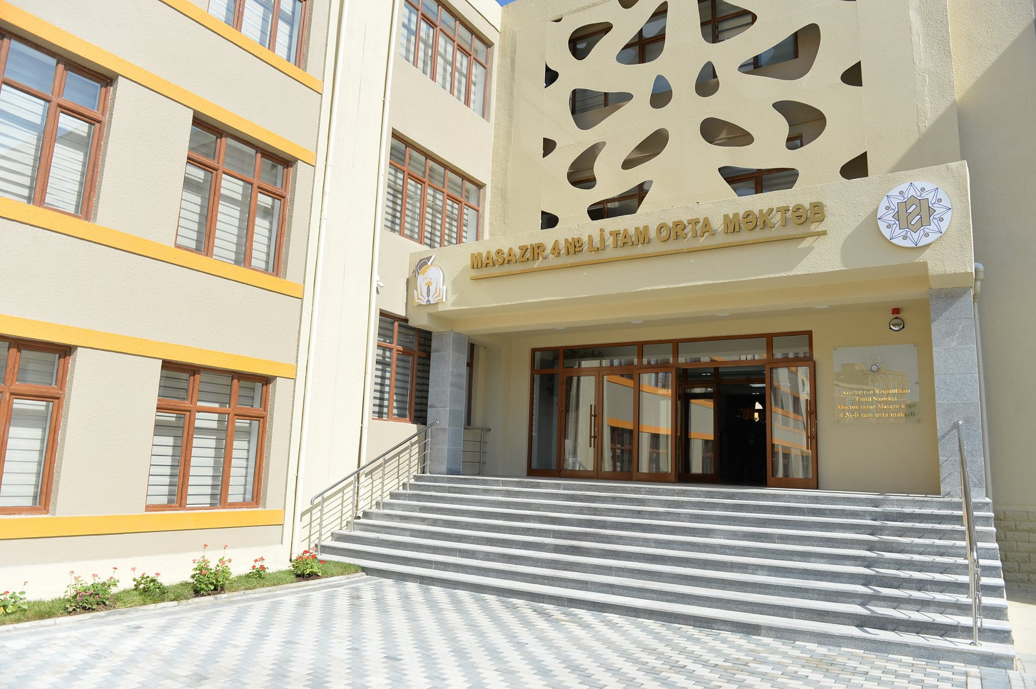 "Məşğələyə gecikirəm" deyən şagird 2-ci mərtəbədən atlayaraq xəsarət aldı - VİDEO