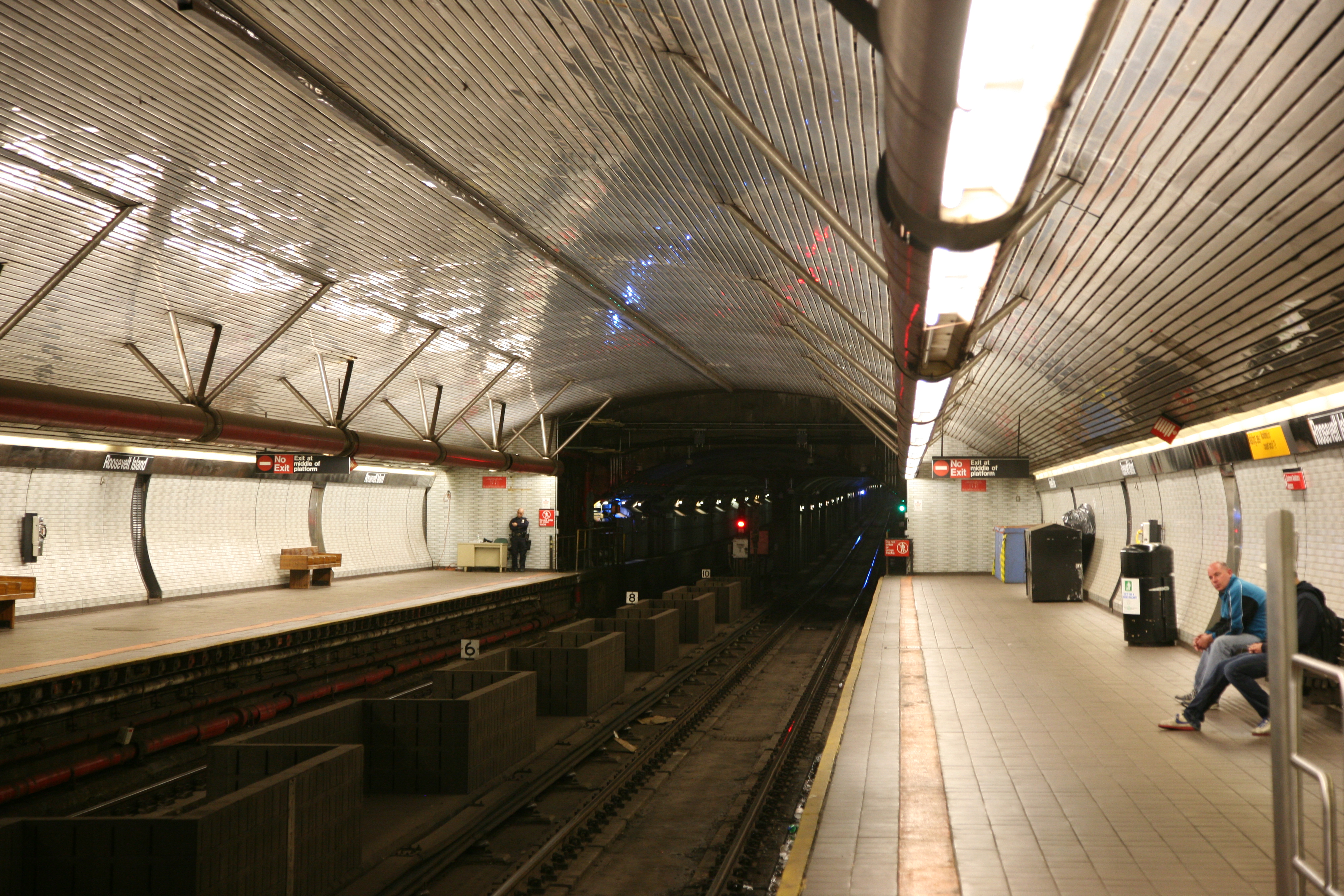 Nyu-York metrosunda silahlı hücum oldu: Yaralılar var 