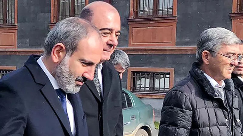 Paşinyan Gümrüdə etirazla qarşılandı