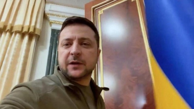 Dünya Zelenskinin bu görüntüsündən danışır - İçkili olub? - VİDEO