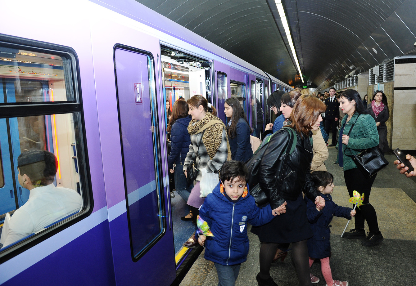Bakı metrosundan sərnişinlər təxliyyə ediliblər