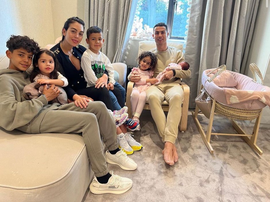 Ronaldo yeni doğulan körpəsinin fotosunu paylaşdı