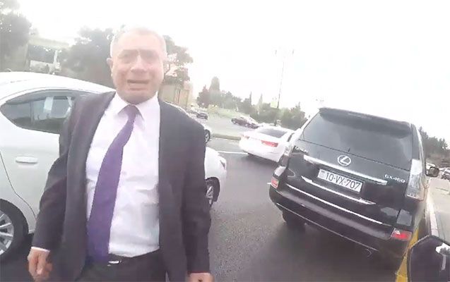 Bakıda motosiklet sürücüsünü döyən şəxsin kimliyi bilindi: "Çox əsəbiydim"