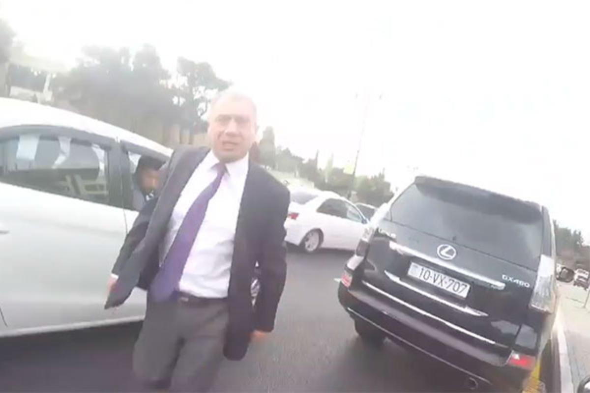 Motosikletçini döyən yüksək vəzifəli şəxs həbs edildi