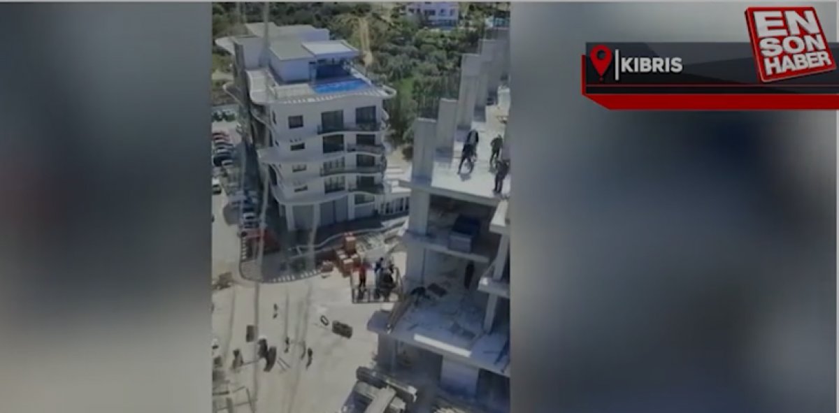 Evini gəzmək üçün krandan istifadə edir - FOTO