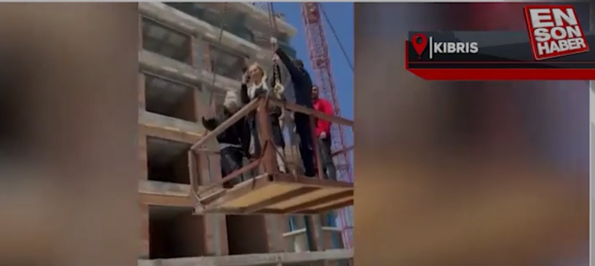 Evini gəzmək üçün krandan istifadə edir - FOTO