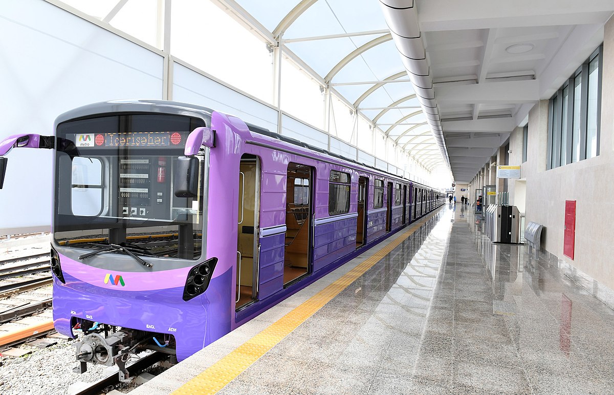 Bakı metrosunda insident - İki qız tunelə düşüb qaçdı
