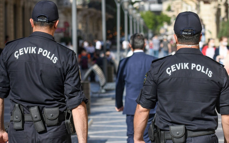 Bakıda insident: Polis kafedə qadına silahla hücum edən şəxsə atəş açdı