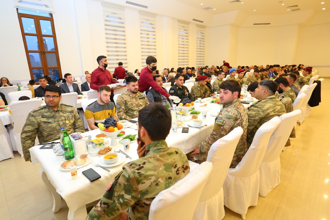 Binəqədi rayonunda iftar süfrəsi açıldı - FOTOLAR
