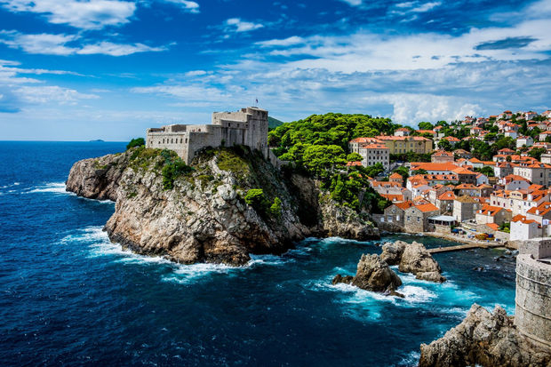 Daha bir Avropa ölkəsi turistlərlə bağlı qadağaları ləğv etdi