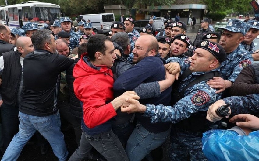 İrəvanda etirazçılarla polis arasında toqquşma olub