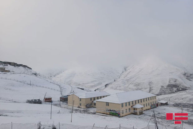 Azərbaycanın şimal bölgəsinin bəzi yaşayış məntəqələrinə qar yağıb - FOTO