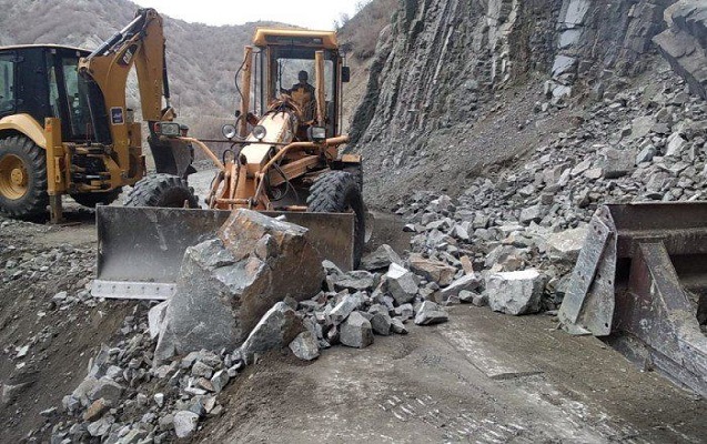 İsmayıllıda torpaq uçqunu - Lahıc yolu bağlandı
