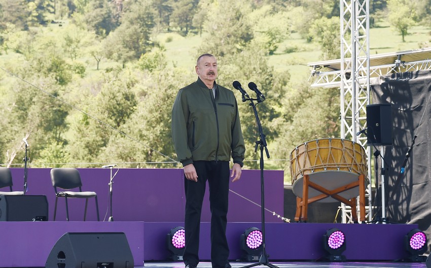 İlham Əliyev və Mehriban Əliyeva Şuşada Beynəlxalq Folklor Festivalında iştirak edirlər