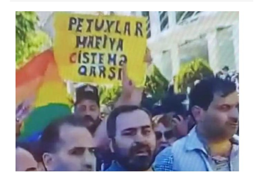 Bakıdakı aksiyada LGBT bayrağı dalğalandırıldı — FOTO