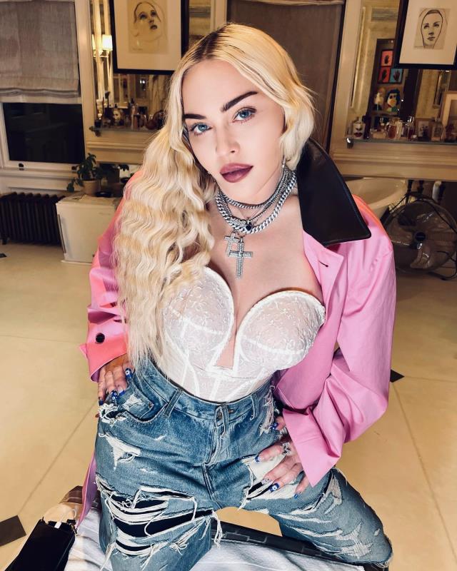 İnstagram' bu şəkillərə görə Madonnanı blokladı - FOTOLAR