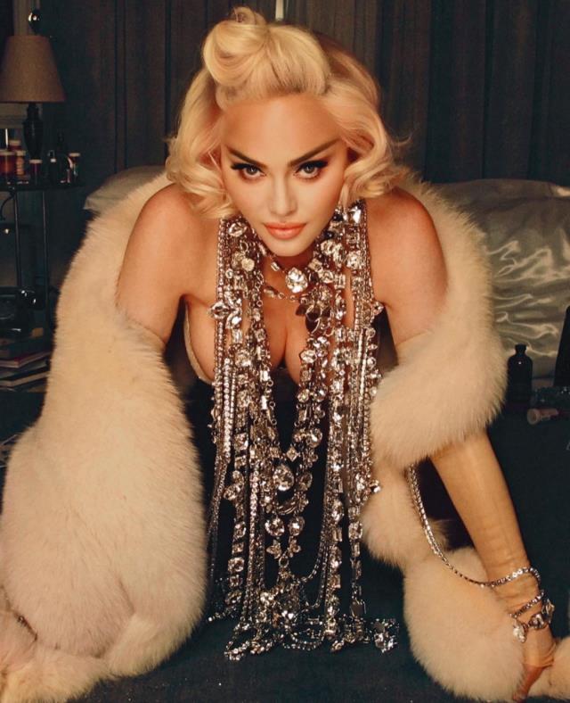İnstagram' bu şəkillərə görə Madonnanı blokladı - FOTOLAR