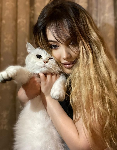 Xalq artistinin 24 yaşlı nəvəsi gözəlliyi ilə diqqət mərkəzində - FOTO