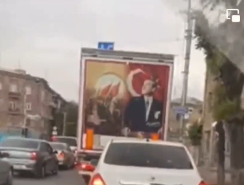 Atatürkün portreti İrəvanda - Ermənilər dəhşətə gəldi - VİDEO
