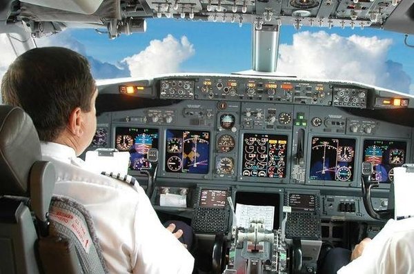 Pilot sükan arxasında yatdı, 10 dəqiqə sonra isə...