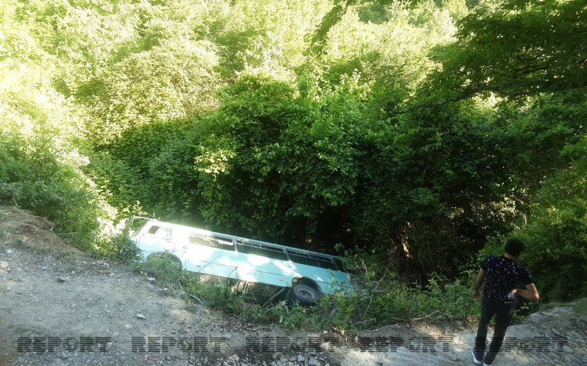 Şəkidə turistləri daşıyan avtobus dərəyə aşdı - xeyli sayda yaralı var