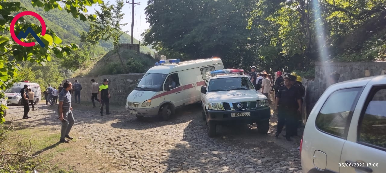 Dərəyə aşan avtobusun içində şagirdlərlə müəllimlər olub - Fotolar