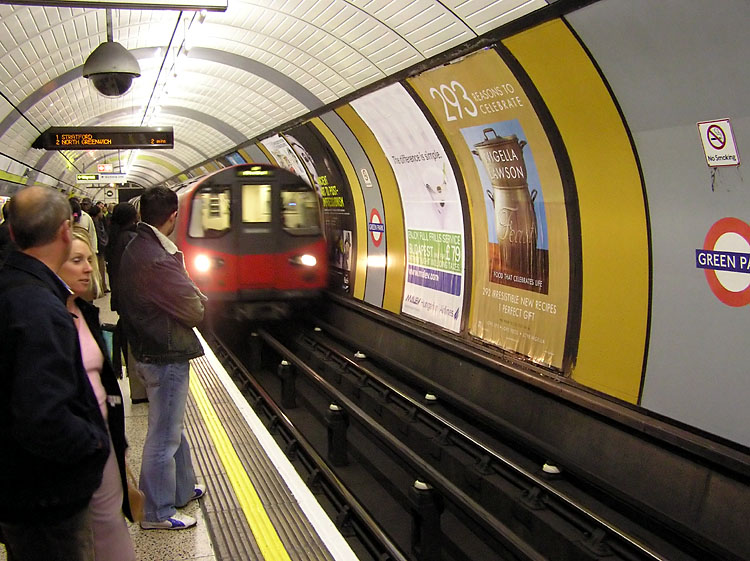 Metroda ağlasığmaz hadisə: Kişi qadını...