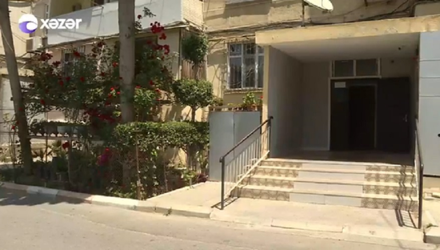 Bakıda yaşayış binasına ilanlar daraşıb - Sakinlər təşviş içindədir - VİDEO