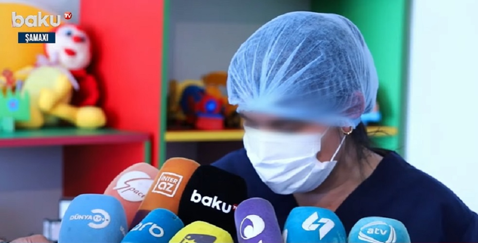 Uşağa şiddət göstərən aşpaz üzr istədi: 'Bilməyərəkdən olub' - VİDEO