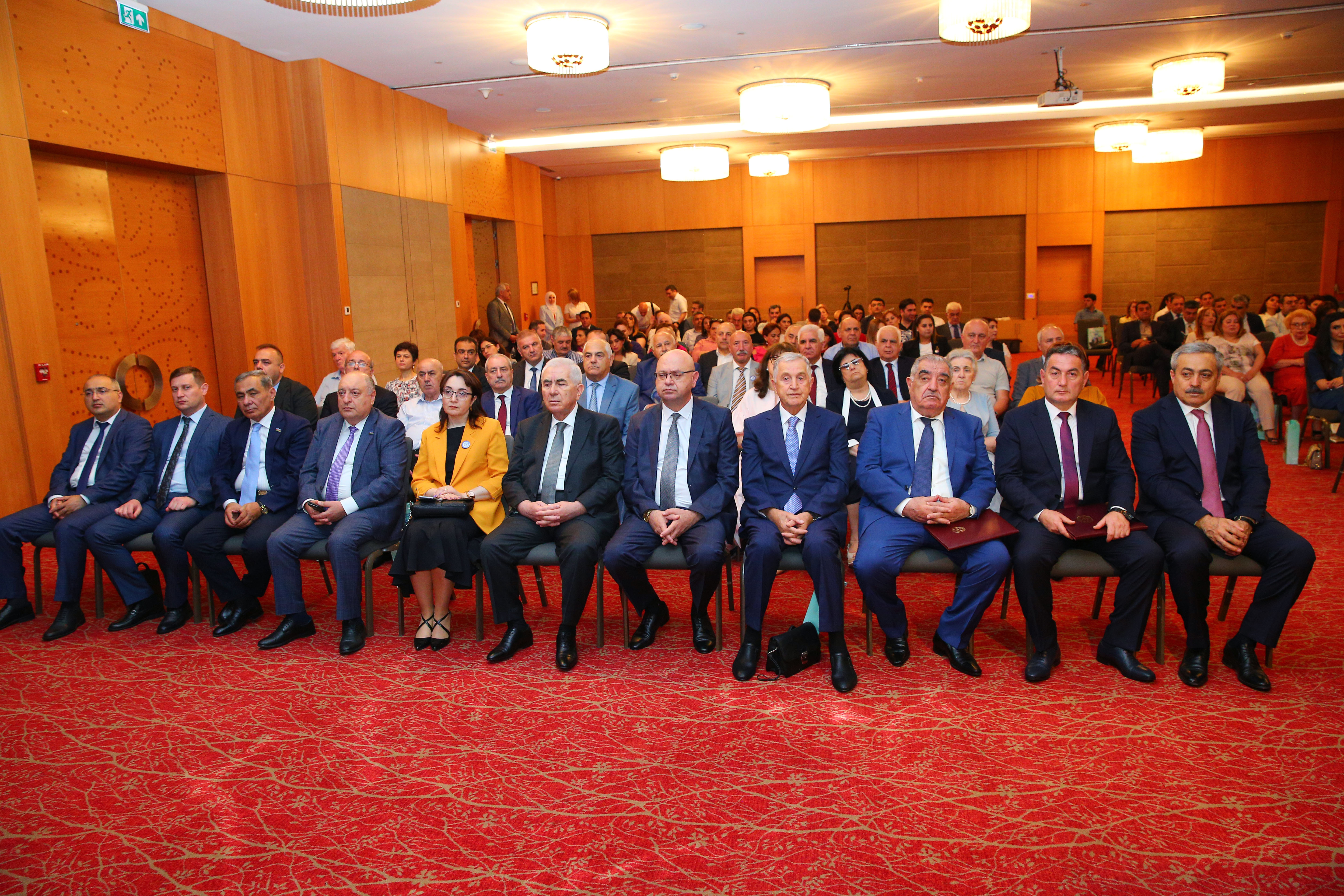 Elmi Cərrahiyyə Mərkəzinin 60 illik yubileyinə həsr olunan konfrans keçirildi - FOTO
