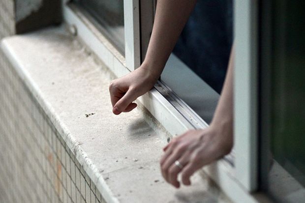 Bakıda gənc qız özünü binadan atdı