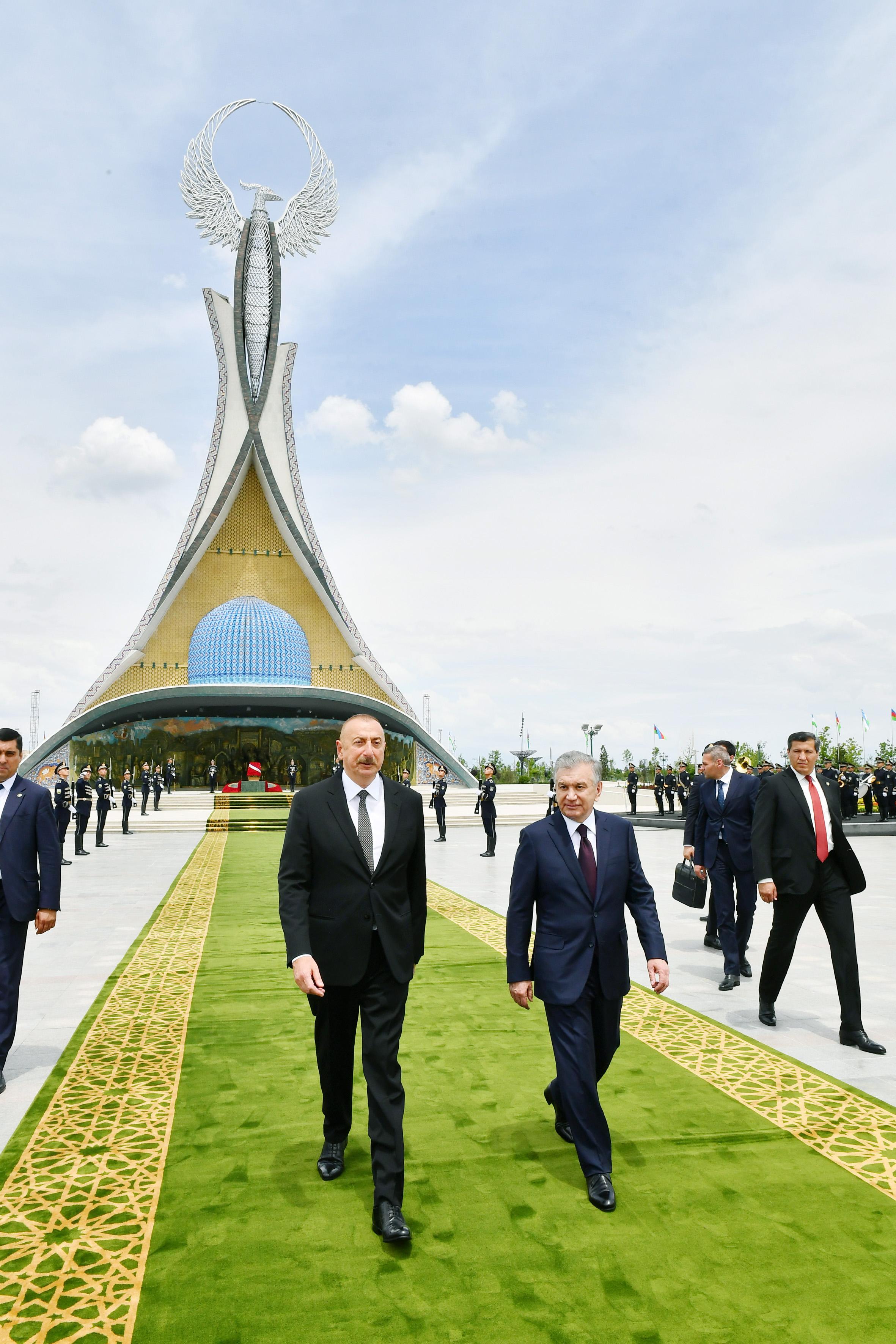 Prezident İlham Əliyev Daşkənddə Müstəqillik abidəsini ziyarət etdi