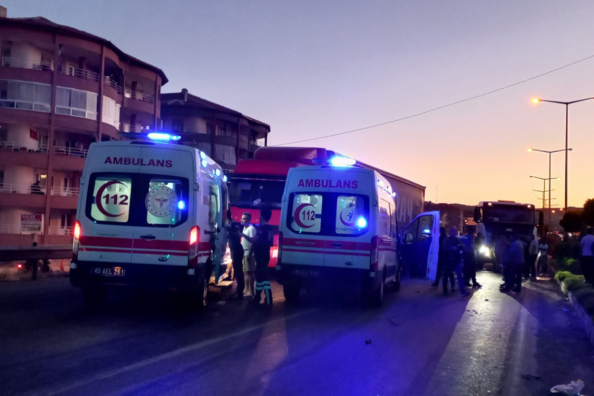 Türkiyədə tır avtomobillə toqquşdu - Yaralıların arasında azərbaycanlı da var 