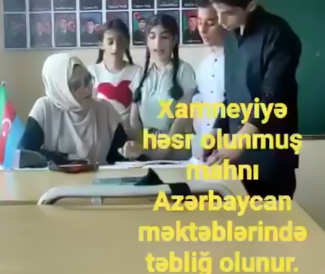 Azərbaycan məktəbində biabırçılıq: Şagirdlərə Xameneiyə həsr olunan mahnı öyrədilir - VİDEO