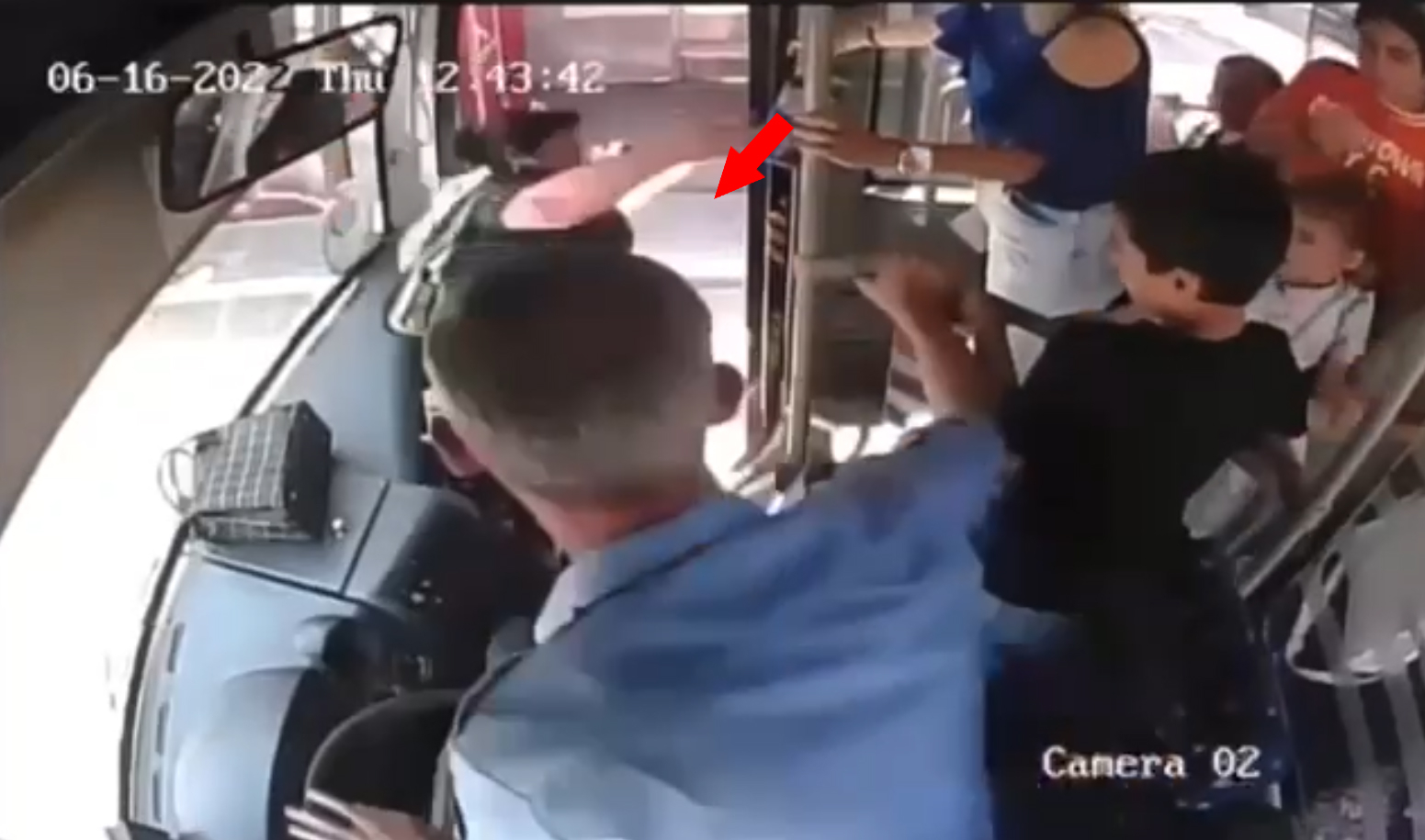 Qadını avtobusdan itələyib yıxan sürücü işdən çıxarıldı - VİDEO