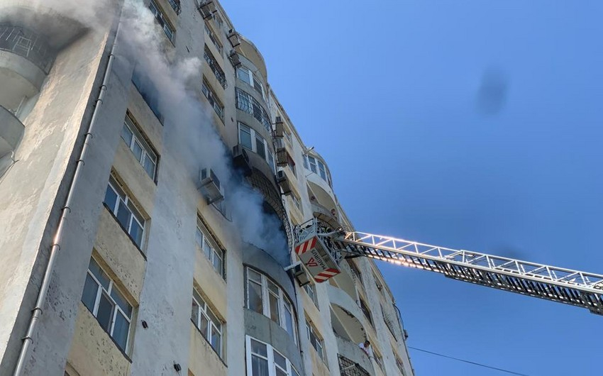 Bakıda yaşayış binasında yanğın başladı