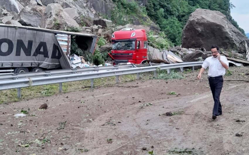 Türkiyədə torpaq sürüşməsində ölən azərbaycanlı sürücünün nəşi Vətənə yola salındı - RƏSMİ