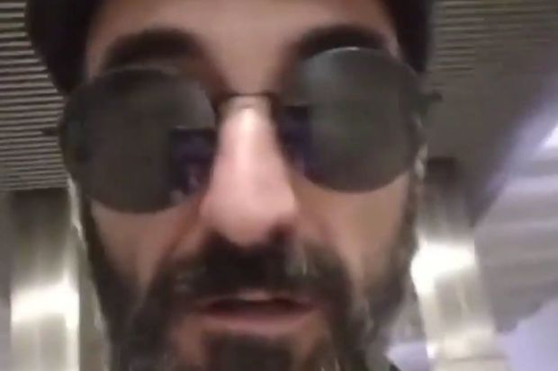 Bakıda bu kişi metroya balta ilə girdi: "Qaşını alan görsəm, kəsəcəm" - VİDEO