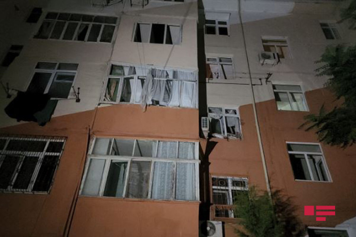 Bakıda yaşayış binasında partlayış: Qadın ağır yaralandı - VİDEO