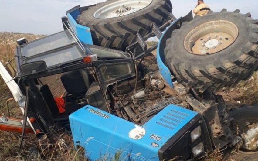 Şəkidə traktor aşdı, 2 nəfər öldü