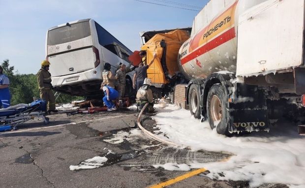 Rusiyada hərbi çağırışçıları aparan avtobus yük maşınları ilə toqquşdu: Ölən və yaralananlar var