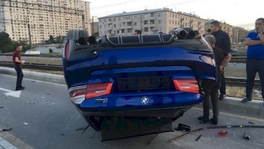 Yevlaxda 'BMW' aşdı: Həkim yaralandı
