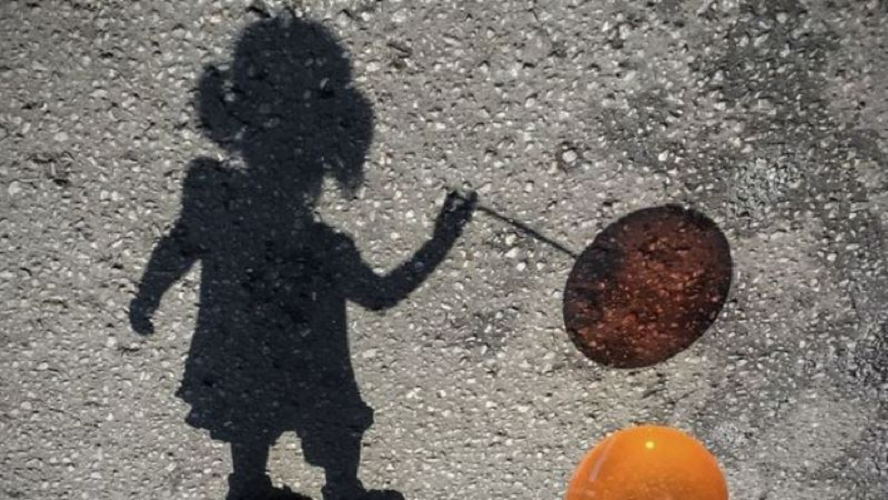 Bulvarda azyaşlı qız itkin düşdü, valideynləri axtarılır - FOTO