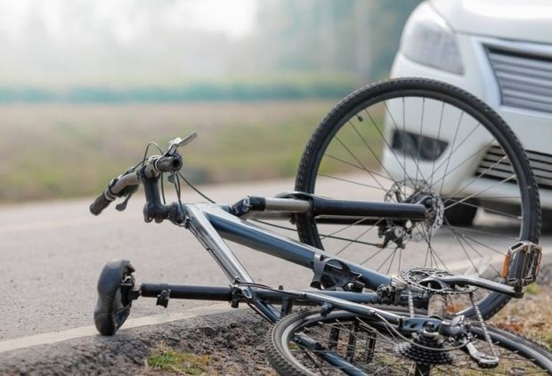 Yevlaxda avtomobil velosipedçini vuraraq öldürdü