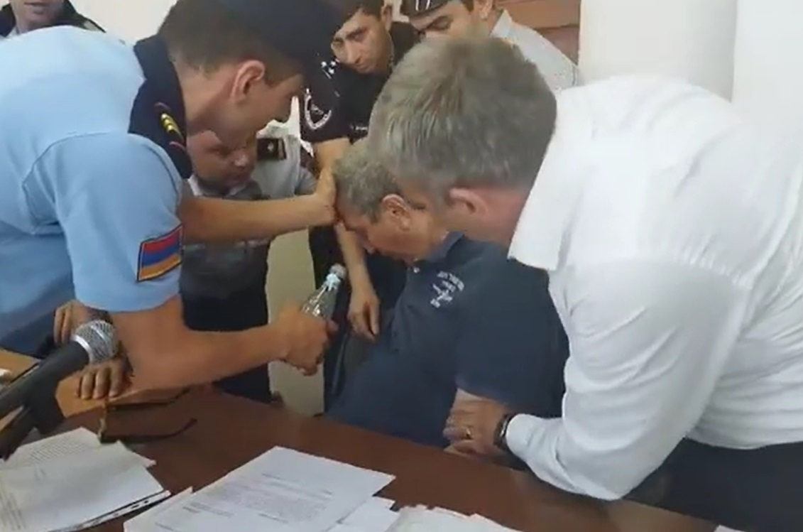 Erməni ictimai fəal məhkəmə zalında öldü - ANBAAN VİDEO